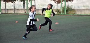 Futbol tutkunu ikiz kız kardeşler, erkek futbol takımıyla antrenman yapıyor