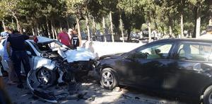 Antalya'da freni arızalanan minibüs park halindeki 8 araca çarptı