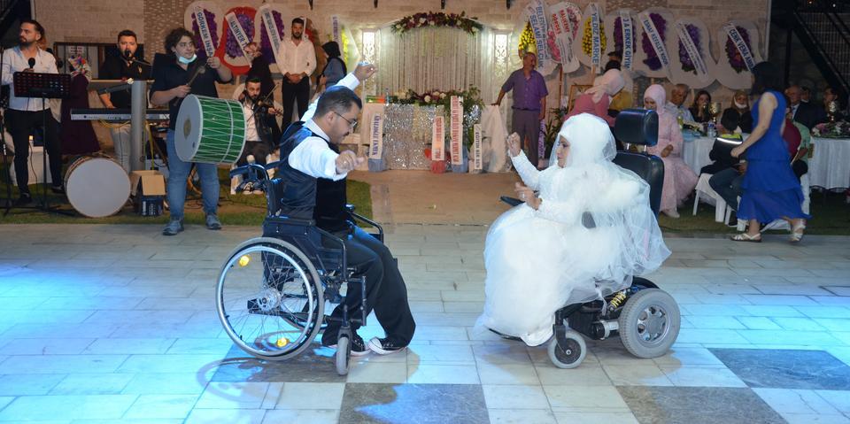 Manisa'nın Demirci ilçesinde yaşayan bedensel engelli çift, evlendi. ( Nurullah Kalay - Anadolu Ajansı )