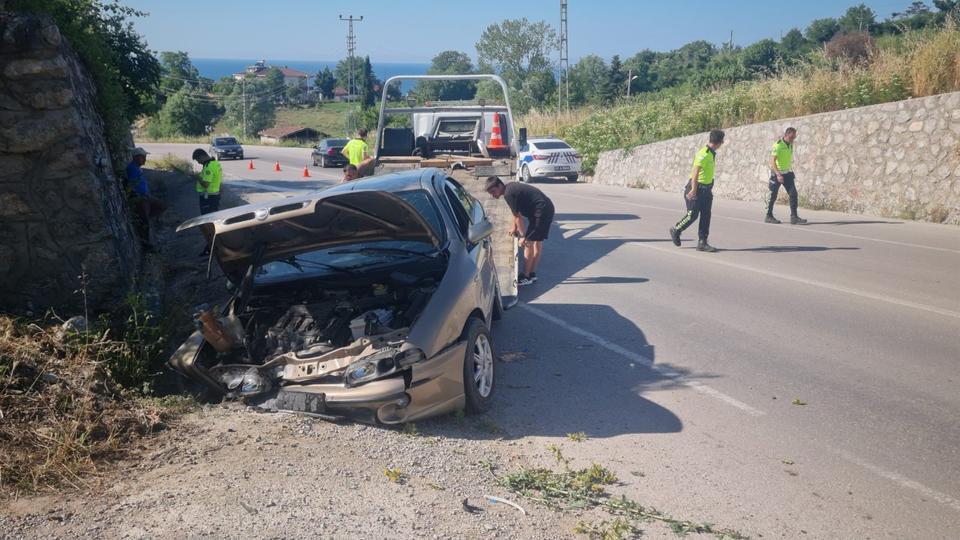 Otomobil duvara çarptı: 1'i bebek 3 yaralı