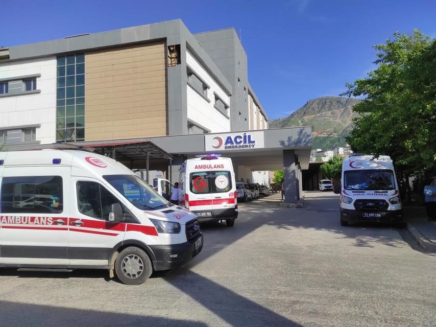 Otomobil şarampole devrildi: Anne ve oğlu hayatını kaybetti, 4 kişi yaralandı