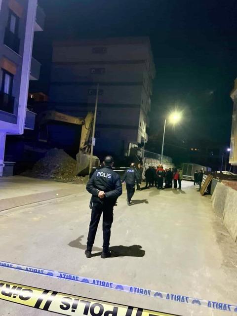 Temel kazısında toprak kaydı, çatırdama sesleri gelen 5 katlı bina boşaltıldı