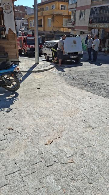 Hareket halindeki otomobil alev aldı