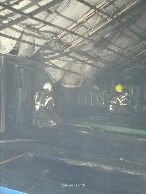 AYDIN'DA ALEVLER GECEYİ AYDINLATTI: OTO YAĞCIDA BÜYÜK MADDİ HASAR MEYDANA GELDİ