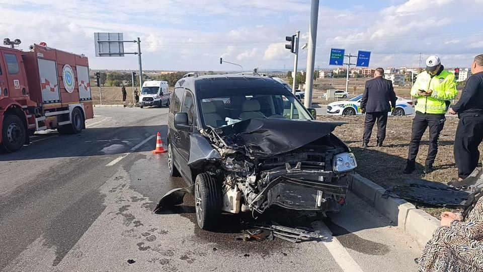 Hafif ticari araç ile otomobil çarpıştı: 2'si çocuk 3 yaralı