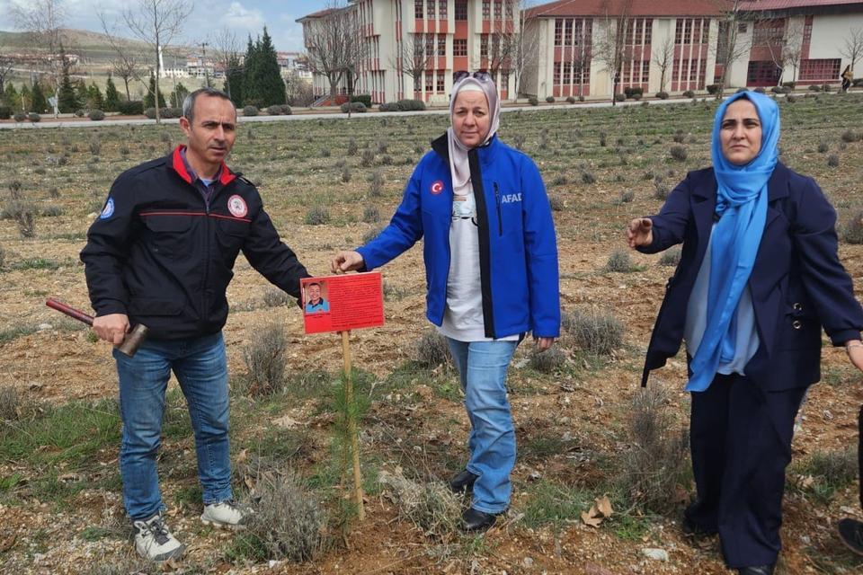 Şehit itfaiye eri anısına fidan dikildi