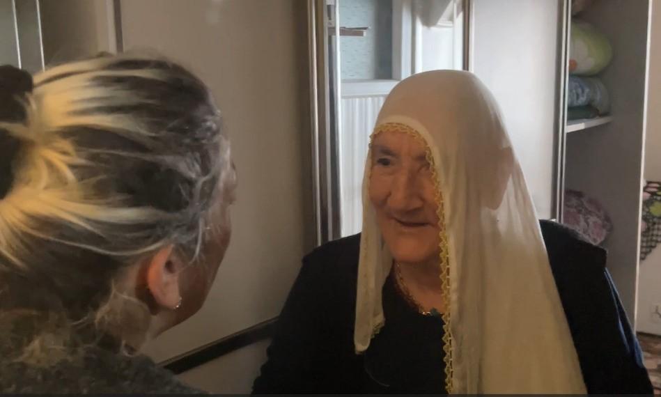 KOMŞULARININ ULAŞAMADIĞI YAŞLI KADIN KOLTUĞUN ÜZERİNDE UYURKEN BULUNDU