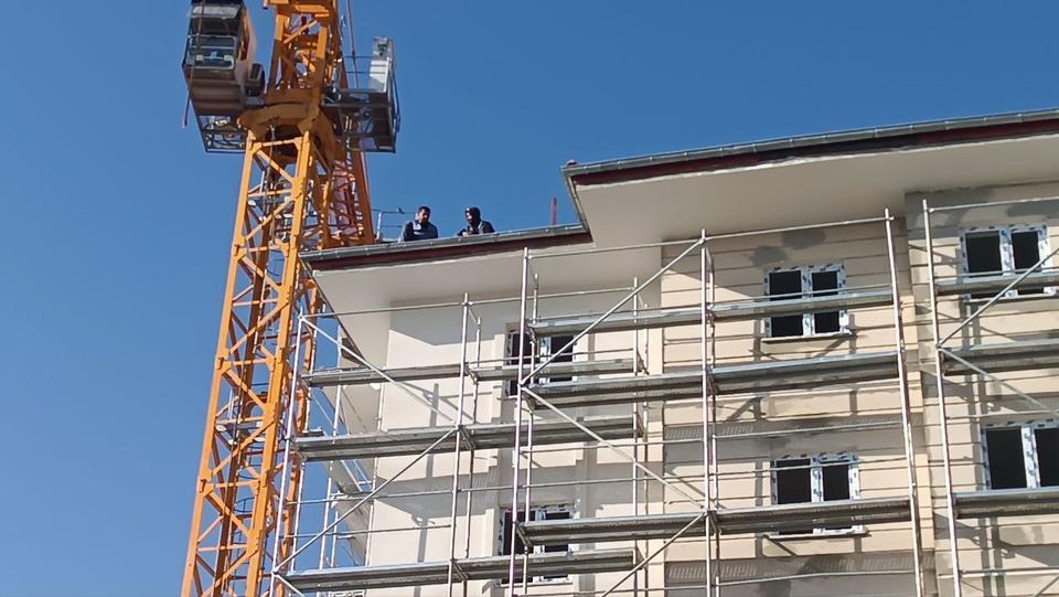 Çatıda intihar, alt katta ise sıva