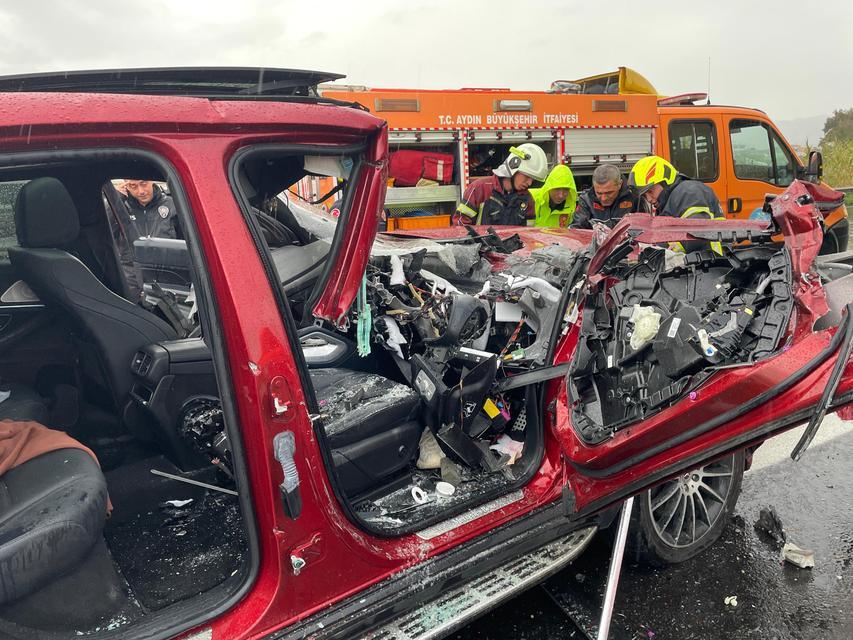 TIRA ARKADAN ÇARPAN LÜKS OTOMOBİL HURDAYA DÖNDÜ: 2 YARALI