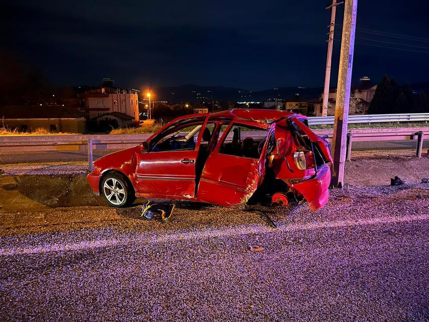 Otomobil elektrik direğine çarptı: 2 ölü, 1 ağır yaralı