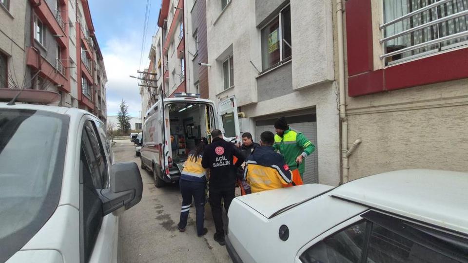 Evinde düşen 86 yaşındaki kadını polis kapıyı kırarak kurtardı