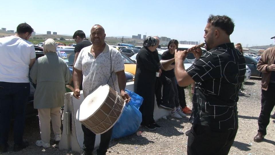 Cezaevlerinden çıkan yakınlarını davul zurnayla karşıladılar