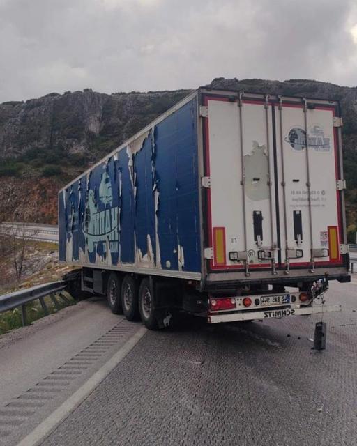 Kontrolden çıkan tır demir bariyerlere çarptı