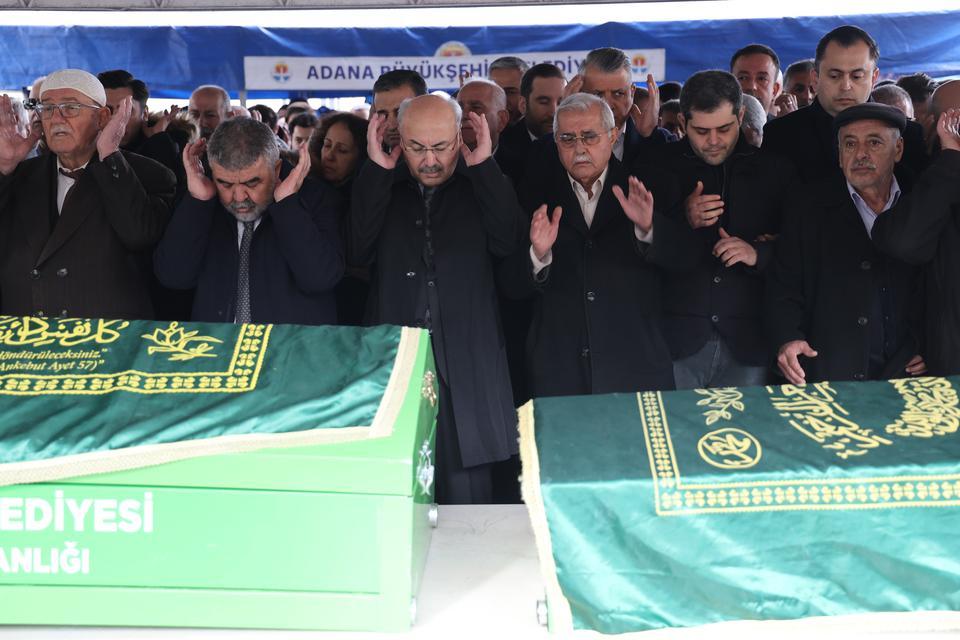 BOLU'DAKİ OTEL YANGININDA ÖLEN ADANALI DOĞAN AİLESİ YAN YANA TOPRAĞA VERİLDİ EVLADININ, GELİNİNİN VE TORUNLARININ TABUTUNU ÖPÜP GÖZYAŞI DÖKTÜ