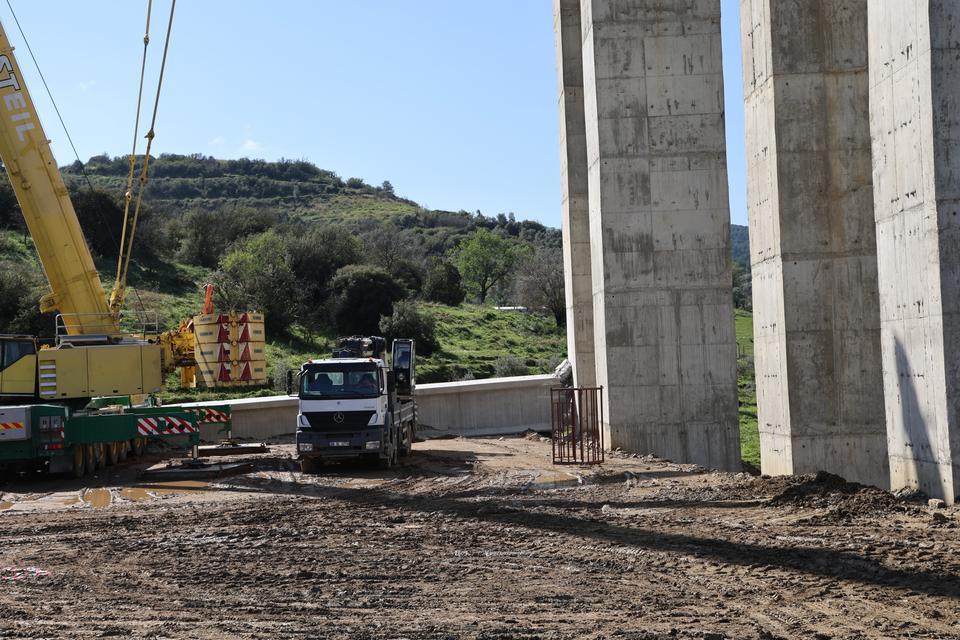 AYDIN-DENİZLİ OTOBAN YOLU İNŞAATINDA İŞ KAZASI ONLARCA TON AĞIRLIĞINDAKİ KİRİŞ VİYADÜKTEN DÜŞTÜ, KAZADA CAN KAYBI YAŞANMAMASI TESELLİ KAYNAĞI OLDU
