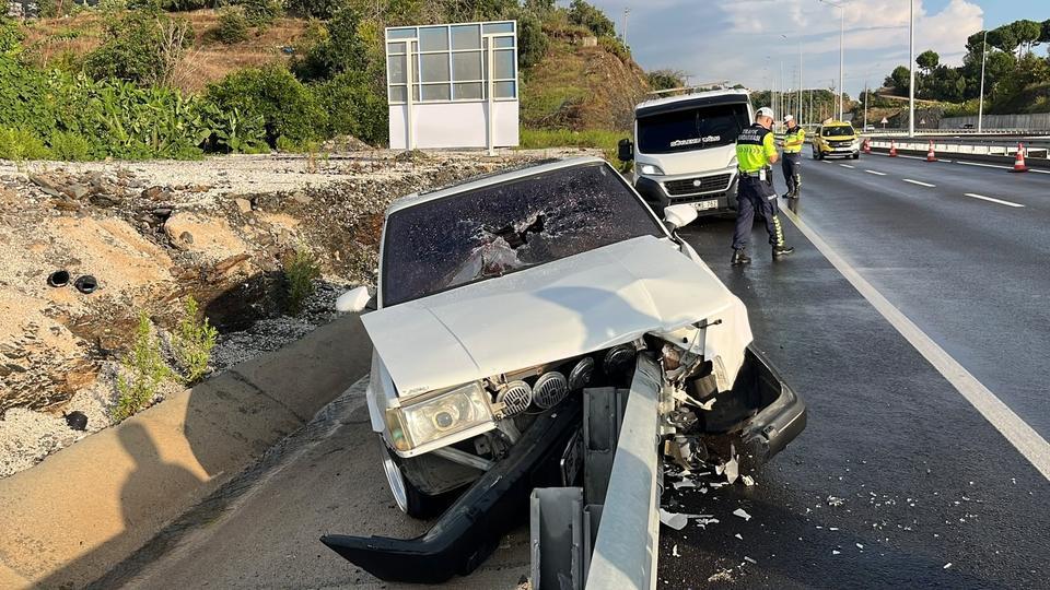 Otomobil, bariyerlere ok gibi saplandı
