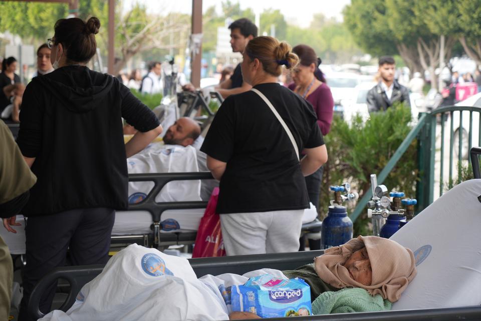 AÜ TIP FAKÜLTESİ HASTANESİNDE KORKUTAN YANGIN: HASTALAR TAHLİYE EDİLDİ, CAN KAYBI YOK REKTÖR PROF. DR. ÖZLENEN ÖZKAN: "İÇERİDE HASTA YA DA PERSONEL KALMADI, TAHLİYE TAMAMLANDI"