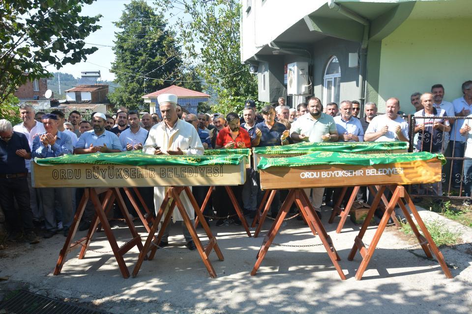 Patpat kazasında ölen aynı aileden 4 kişi toprağa verildi