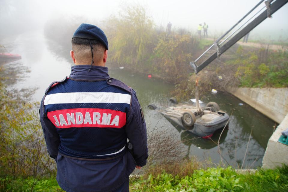 Kazada ölen arkadaşını araçta bırakıp kaçtılar