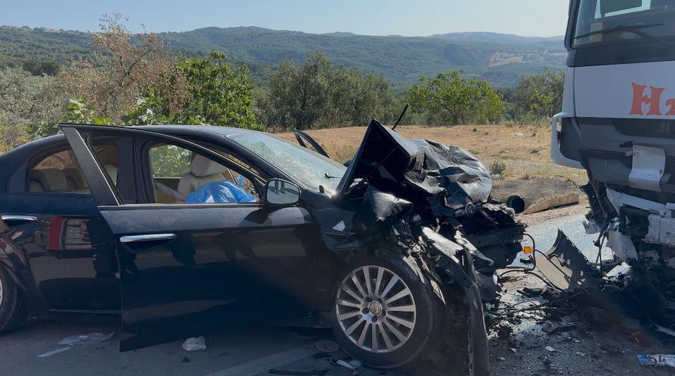 Otomobil ile tır çarpıştı: 1 ölü, 2 ağır yaralı
