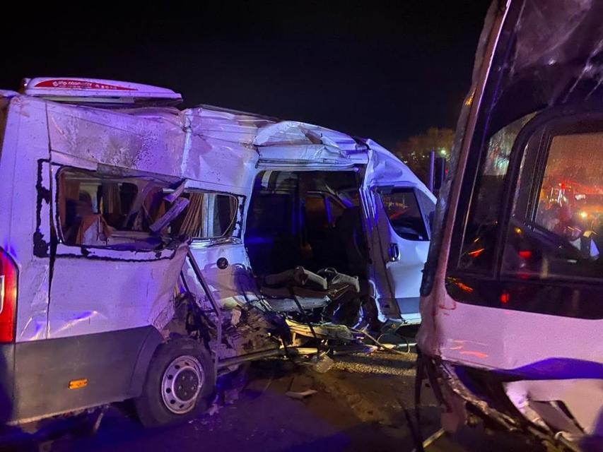 İşçi servisleri çarpıştı: 15 yaralı