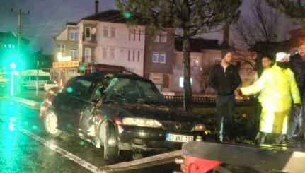 Ağaca çarpan otomobildeki 2 kişi yaralandı