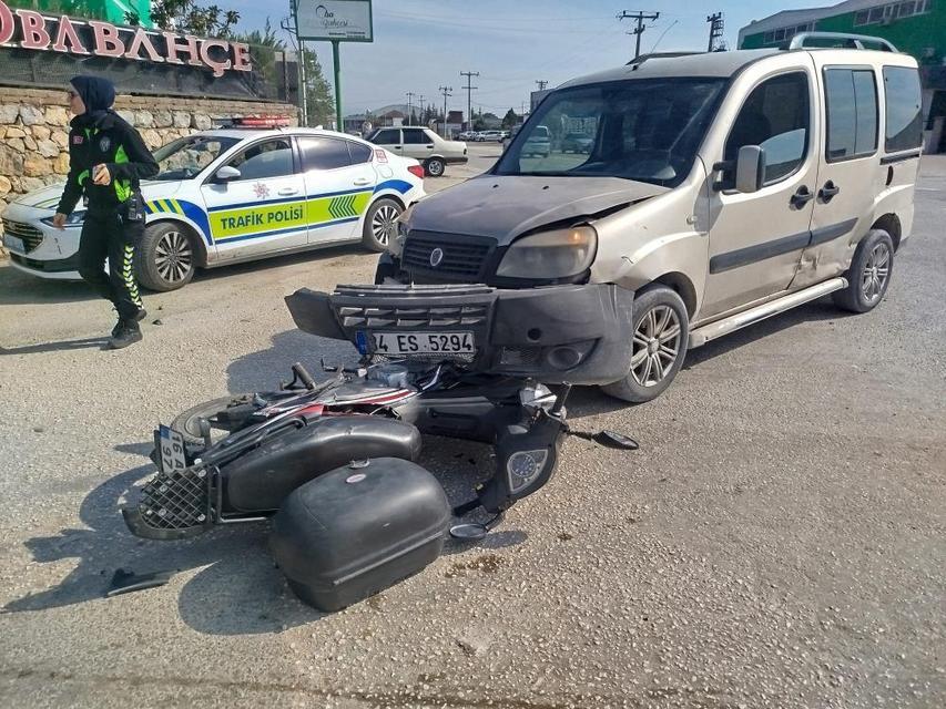 Hafif ticari araçla motosiklet çarpıştı