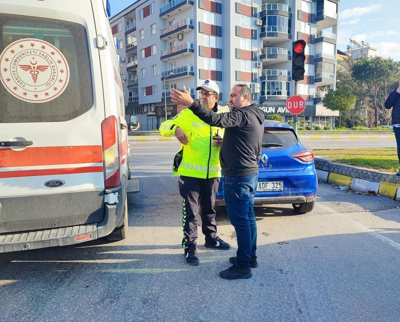 OTOMOBİLE ÇARPMAMAK İÇİN REFÜJE ÇIKTI: 2 YARALI