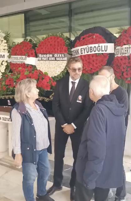 Oyuncu Engin Altan Düzyatan'ın babası İzmir’de son yolculuğuna uğurlandı