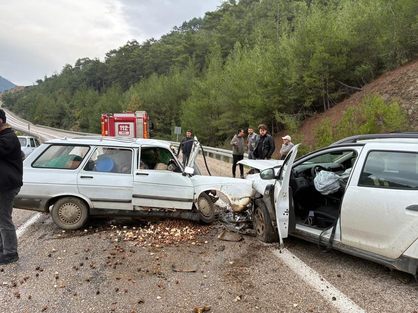 2 otomobil çarpıştı: 1 ölü, 2 yaralı