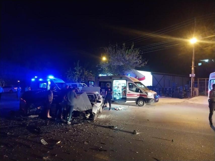 Otomobiller çarpıştı: 1’i bebek 6 yaralı