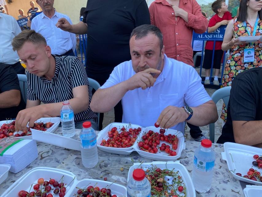 MANİSA'DA DÜZENLENEN KİRAZ FESTİVALİ'NDE KİRAZ YEME YARIŞMASI RENKLİ GÖRÜNTÜLERE SAHNE OLDU KIYASIYA MÜCADELENİN YAŞANDIĞI 5 DAKİKALIK YARIŞMANIN KAZANANI 2 GRAM FARKLA BÜYÜK ÖDÜLÜ KAZANDI