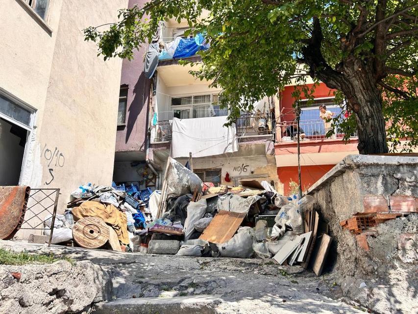 67 yaşındaki kadın için şoke eden iddia! "Kocası çöp evde tutuyor"