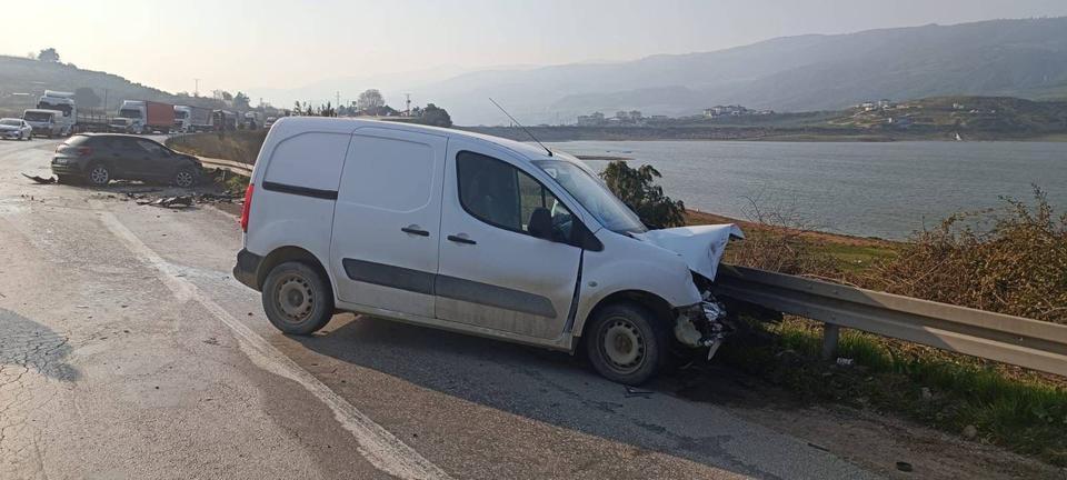 İki otomobil kafa kafaya çarpıştı: 1 yaralı