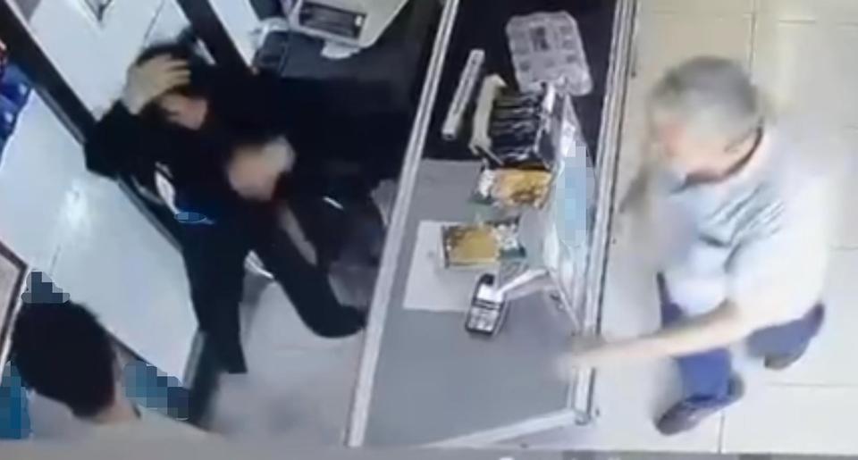 Kadın çalışana dehşeti yaşattı, acımasızca dövdü