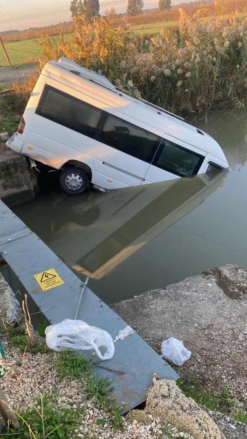 Minibüs sulama kanalına uçtu