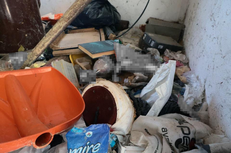 Psikolojik sorunları olan ve istifa eden imamın lojmanından tonlarca çöp çıktı