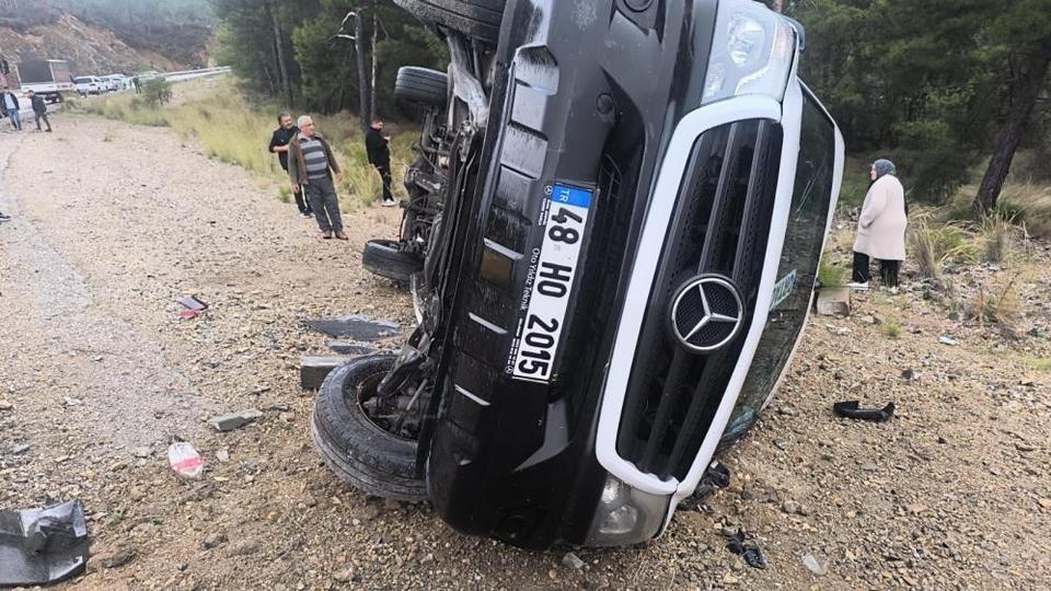 Yolcu minibüsü devrildi