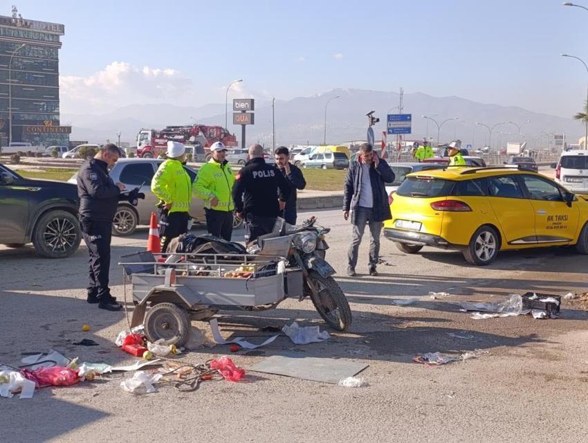 Taksi ile sepetli motosiklet çarpıştı: 2 yaralı