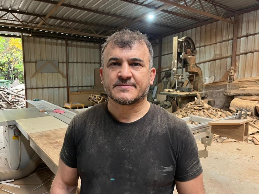 ÇÜRÜMÜŞ ZEYTİN AĞAÇLARINI SANAT ESERİNE DÖNÜŞTÜRÜYOR YAYLALARDAN TOPLAYIP ATÖLYESİNDE TEK TEK İŞLİYOR