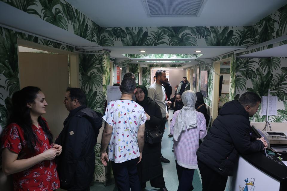SEBZE VE MEYVELERDEKİ ZİRAİ İLAÇLAR ERKEN MENOPOZ RİSKİNİ ARTIRIYOR KADIN DOĞUM UZMANI PROF. DR. HAKAN ÇOKSÜER: "HASTALARIMIZIN BAZEN SOSYAL MEDYA ÜZERİNDEN BİTKİSEL ÜRÜNLERİ KULLANDIĞINI GÖRMEKTEYİZ. BU KESİNLİKLE ÇOK YANLIŞ BİR UYGULAMA"