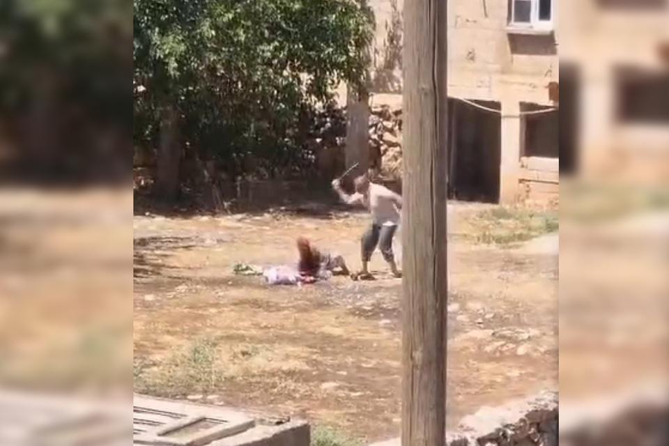 Böyle evlat olmaz olsun: Yaşlı annesini sopa ile öldüresiye dövdü