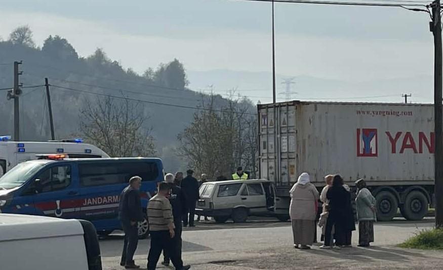 Otomobil tıra ok gibi saplandı