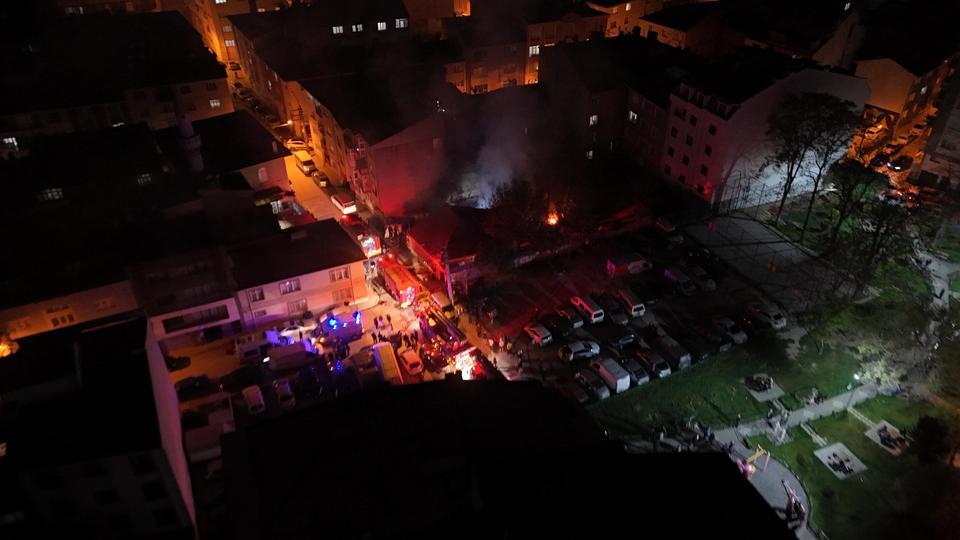 Patlama sesi gelen evde yangın