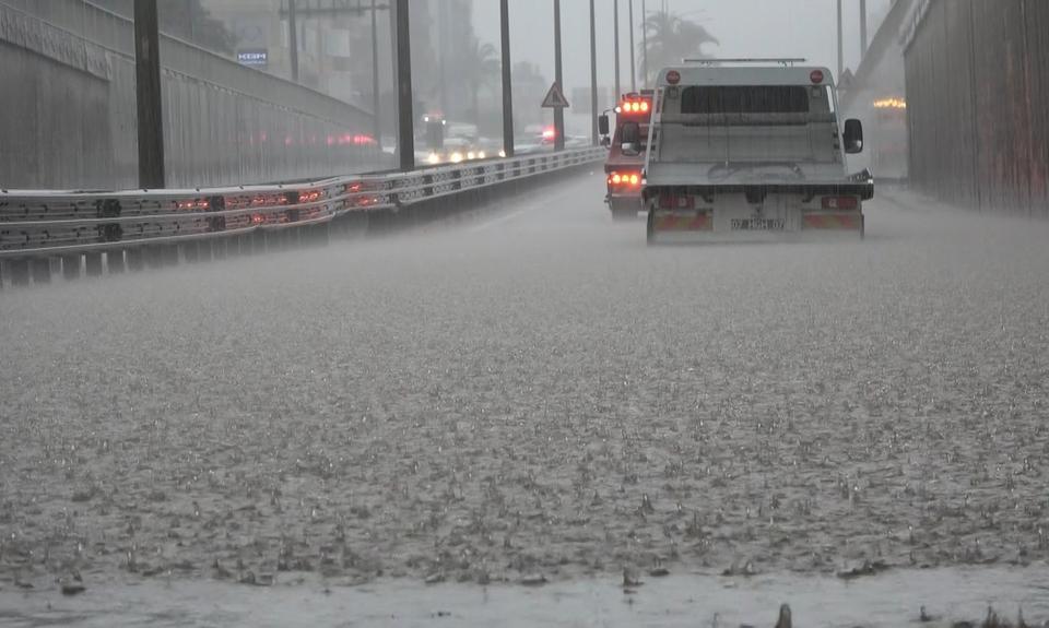 Sağanak yağış trafiği felç etti