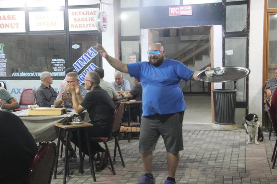 Neşeli garson fenomen oldu