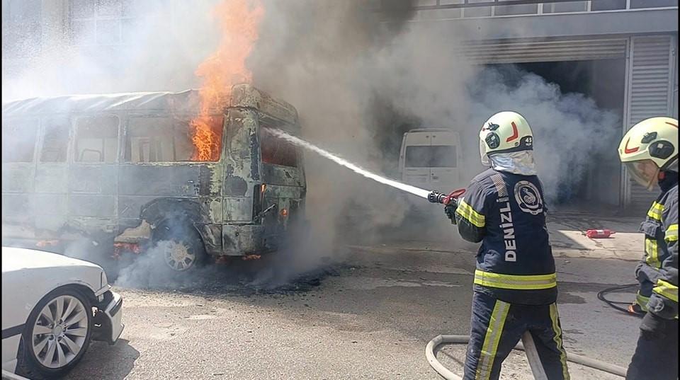 Seyir halindeki minibüs alev alev yandı