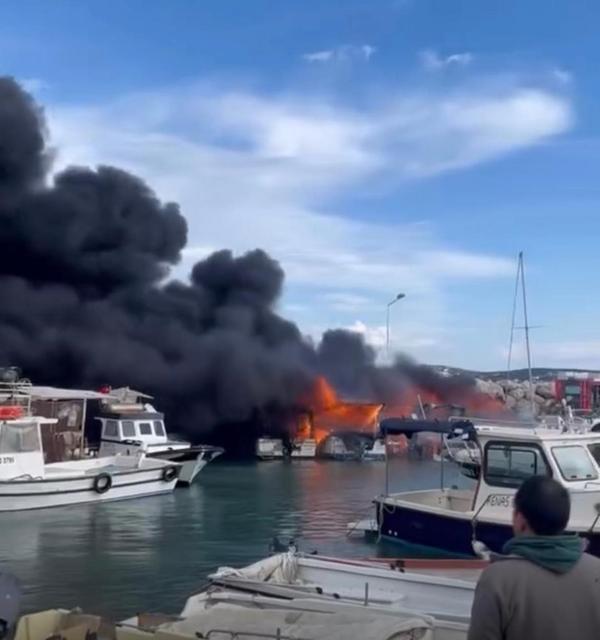 Tekneler alevlere teslim oldu