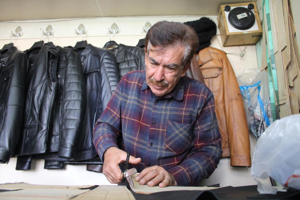 TOPLADIĞI HAM DERİLER, ELİNDE SANATA DÖNÜŞÜYOR KENDİ ÖLÇÜYOR KENDİ DİKİYOR
