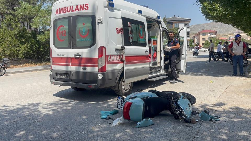 Motosiklet ile hafif ticari araç çarpıştı: 1 yaralı